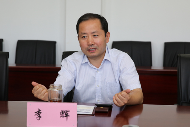 会上,校长李辉对贾国城董事长一行的到来表示热烈地欢迎.