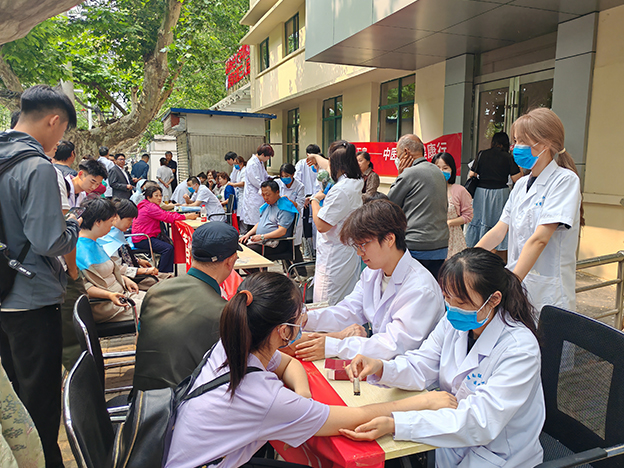 1748251880293044332.jpg 医学院举办“杏林春暖进万家,中医文化社区健康行”公益活动2 拷贝.jpg