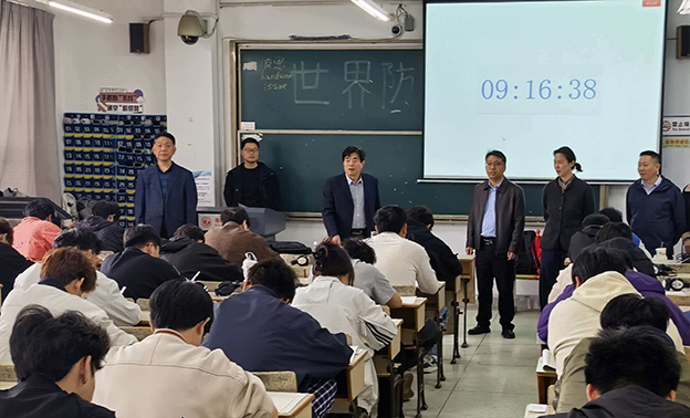 校领导视察考场 拷贝.jpg
